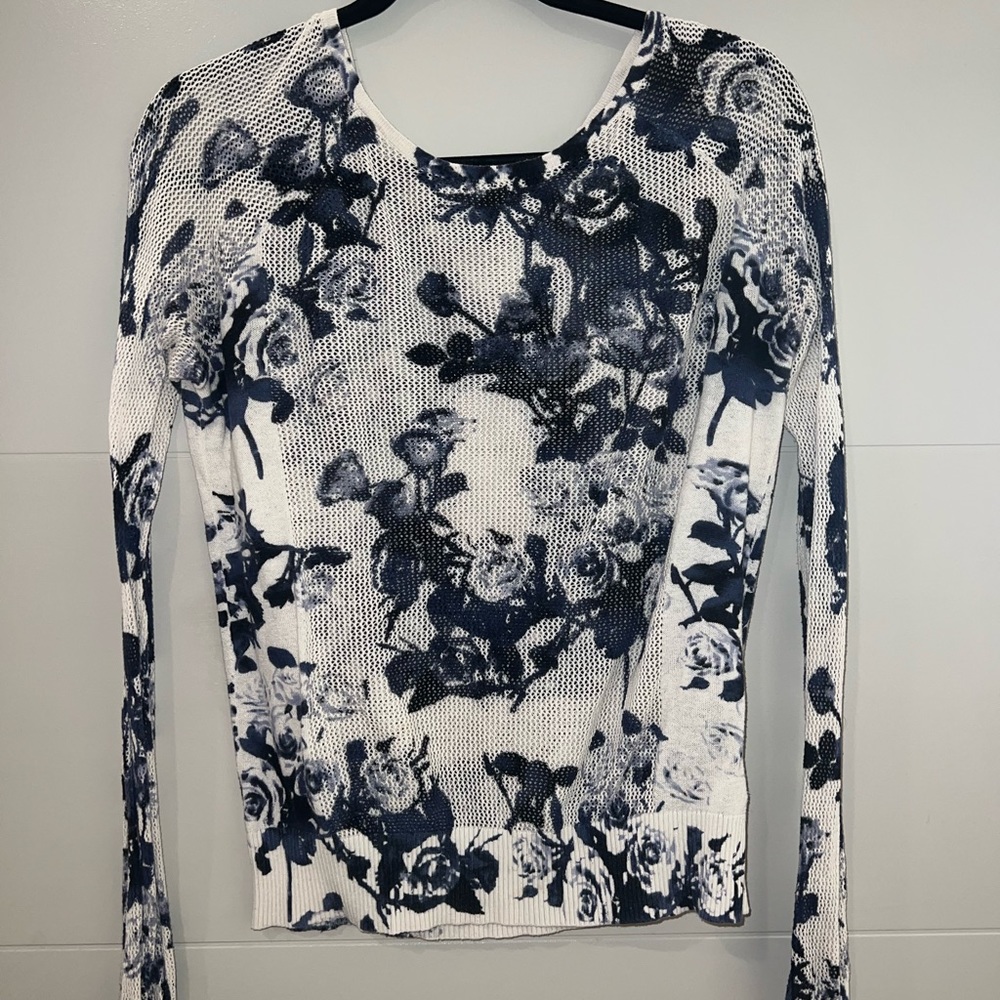Long sleeve sweater with blue and white roses